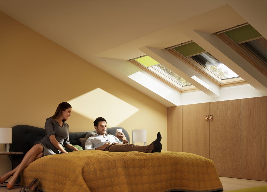 Volet roulant solaire Velux dans une chambre à coucher