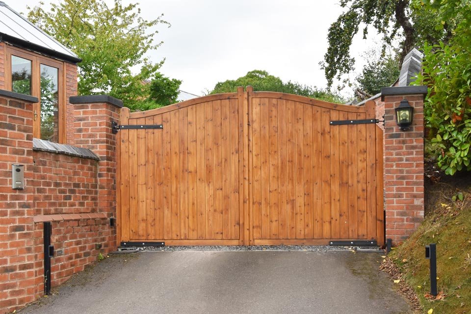 portail-bois-sur-mesure Portail en bois en Essonne