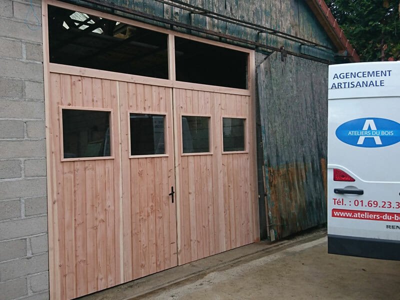 Pose d’une porte de garage en bois