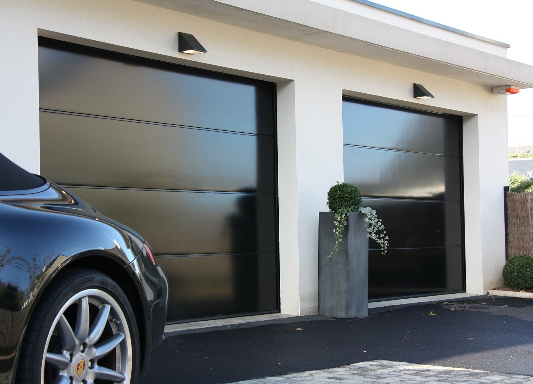 Porte de garage noire en aluminium