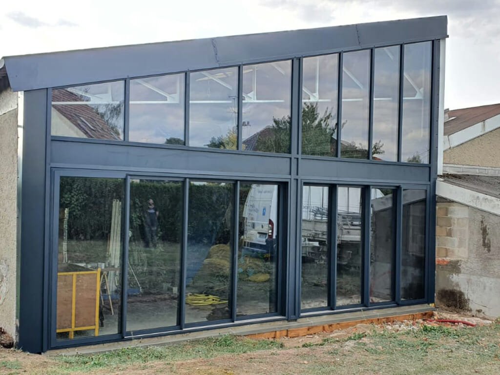 Réalisation d'un mur rideau en aluminium à D'huison Longueville