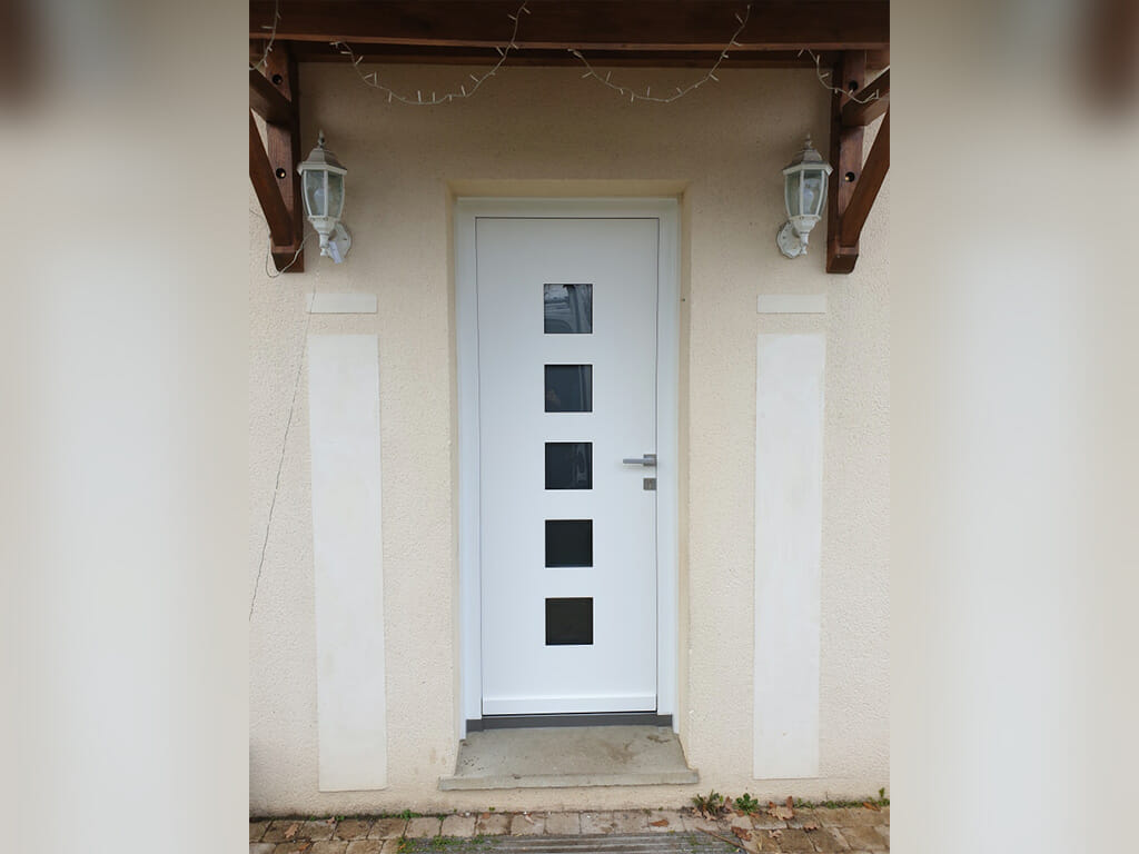 Pose d'une porte d'entrée en aluminium blnc à Gironville en Essonne
