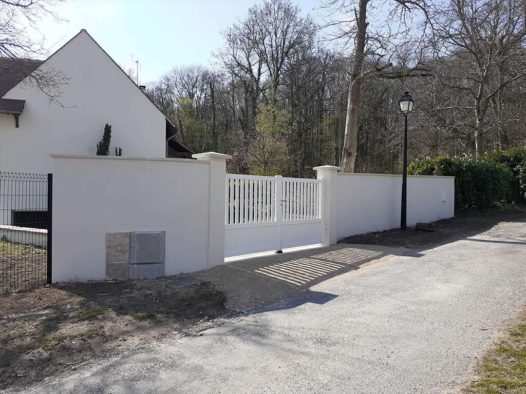 Pose d'un portail alu blanc à Moigny sur Ecole