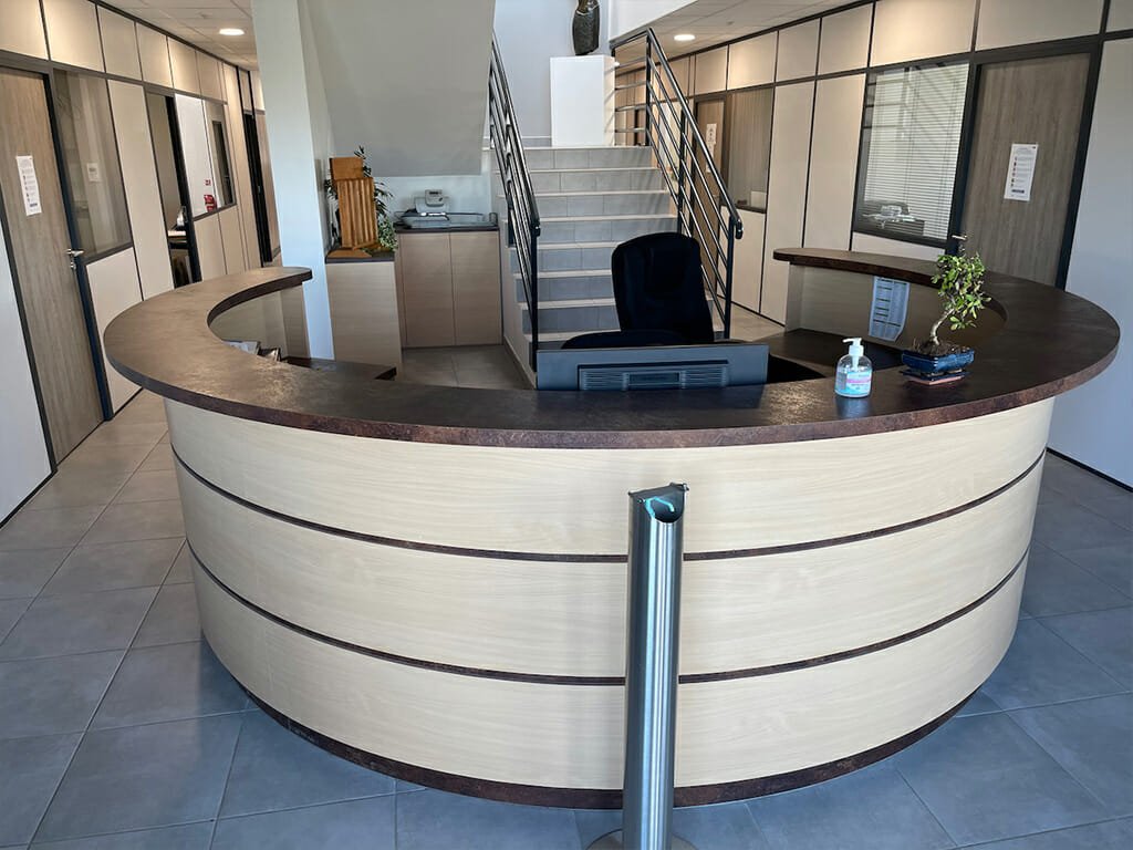 Réalisation d'une borne accueil pour entreprise à Milly la Forêt