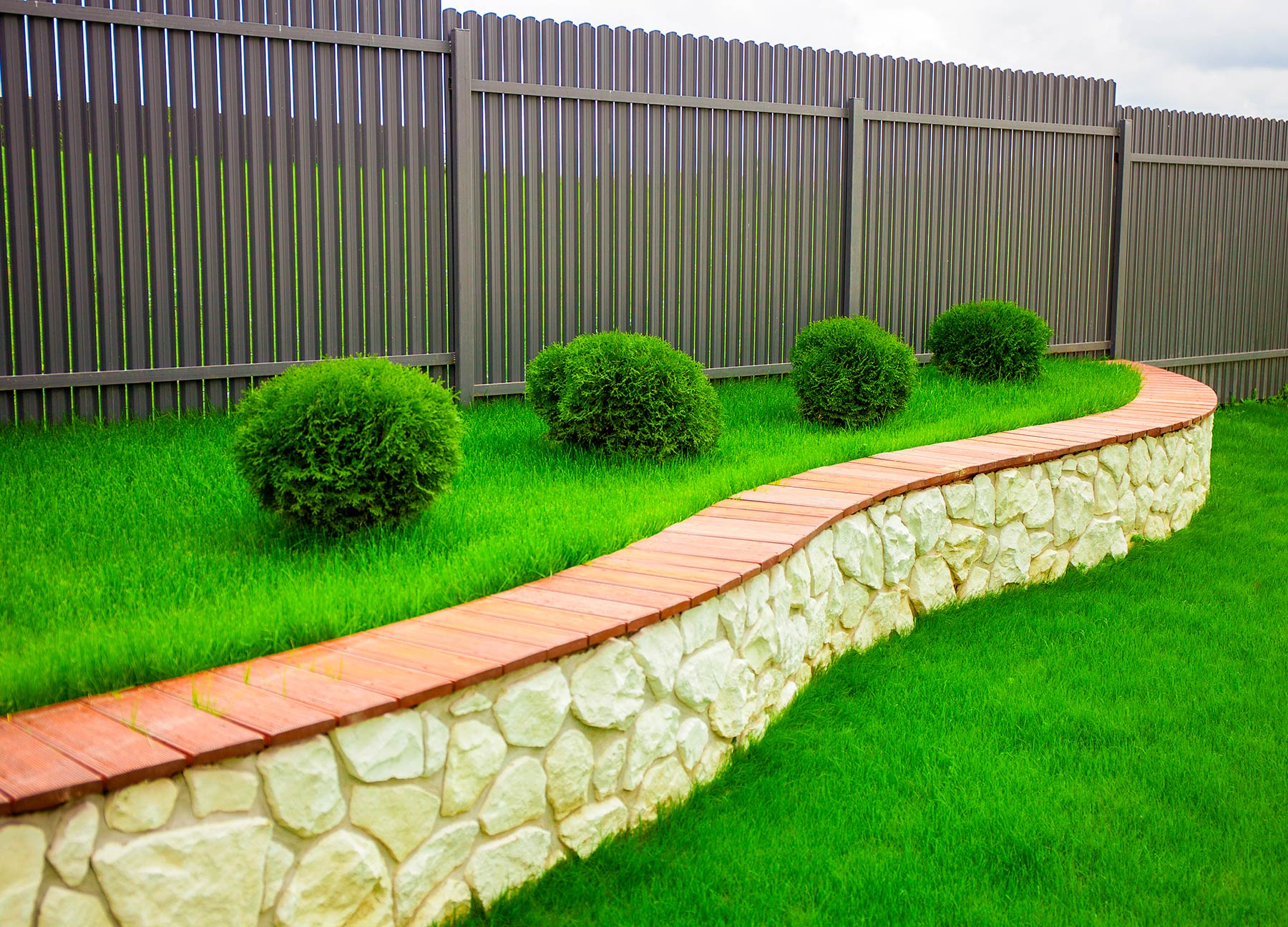 clôture moderne dans un jardin en Essonne