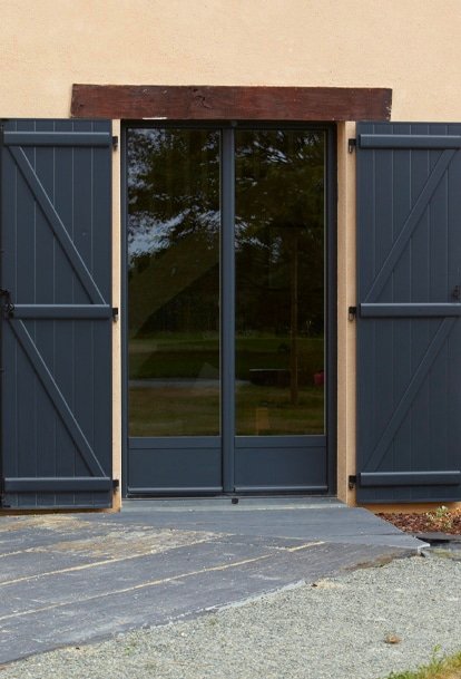 porte-fenêtre en aluminium gris foncé