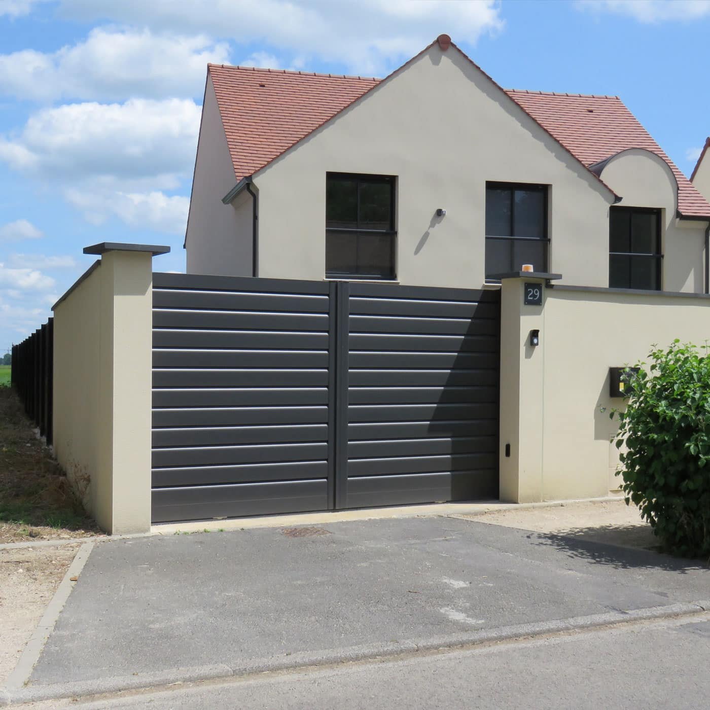 portail aluminium contemporain de chez OuvertureS