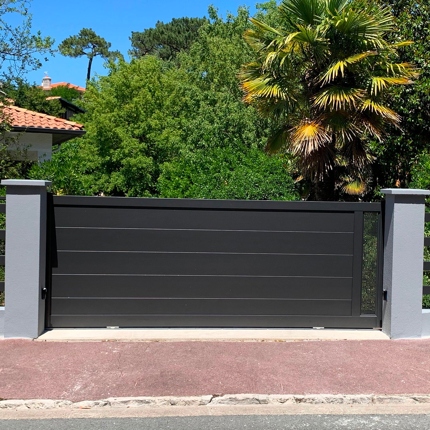 portail coulissant en aluminium gris