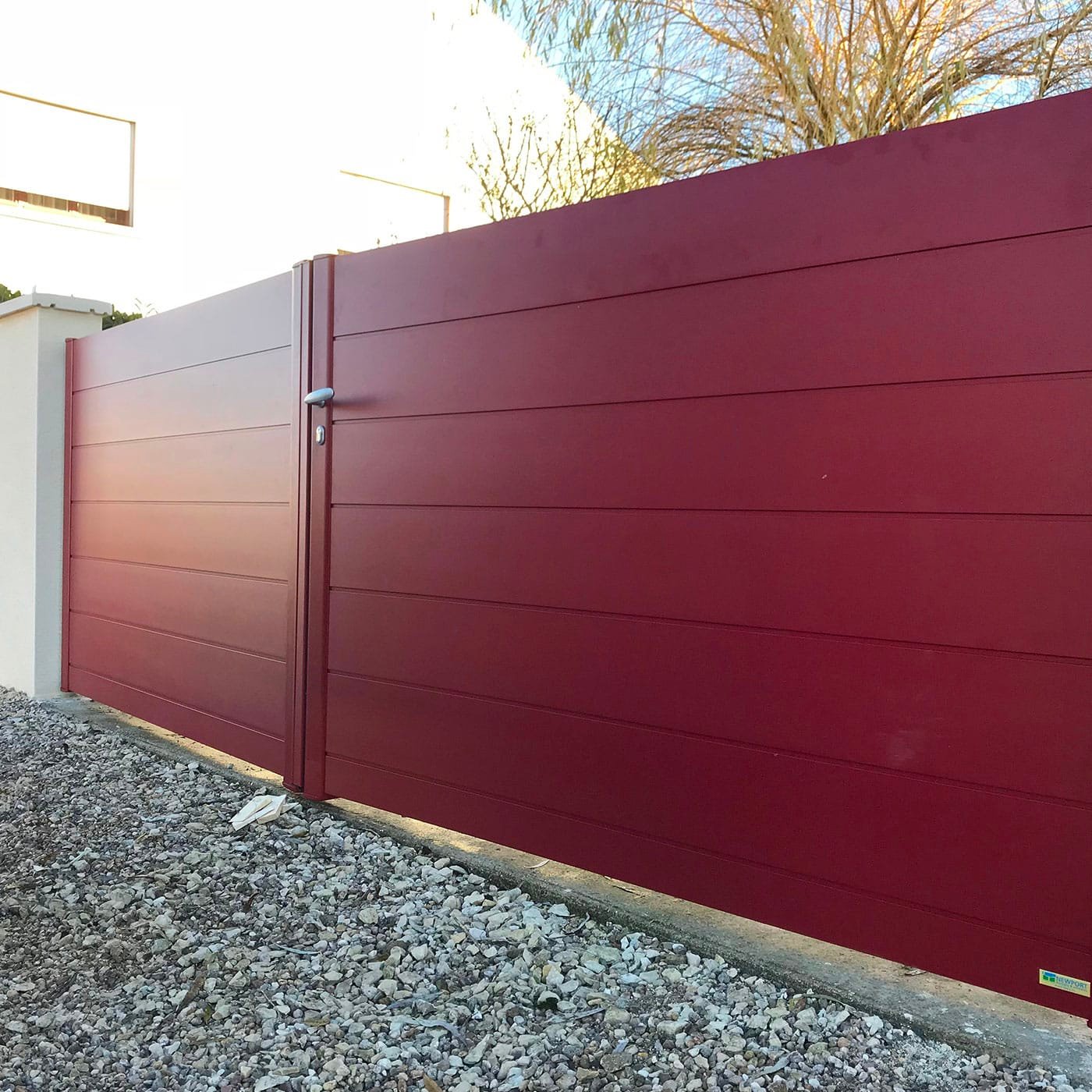 portail aluminium battant rouge