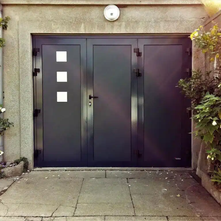Porte de garage battante à 3 vantaux