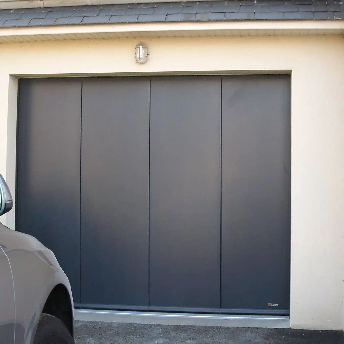 porte de garage sectionnelle latérale en aluminium