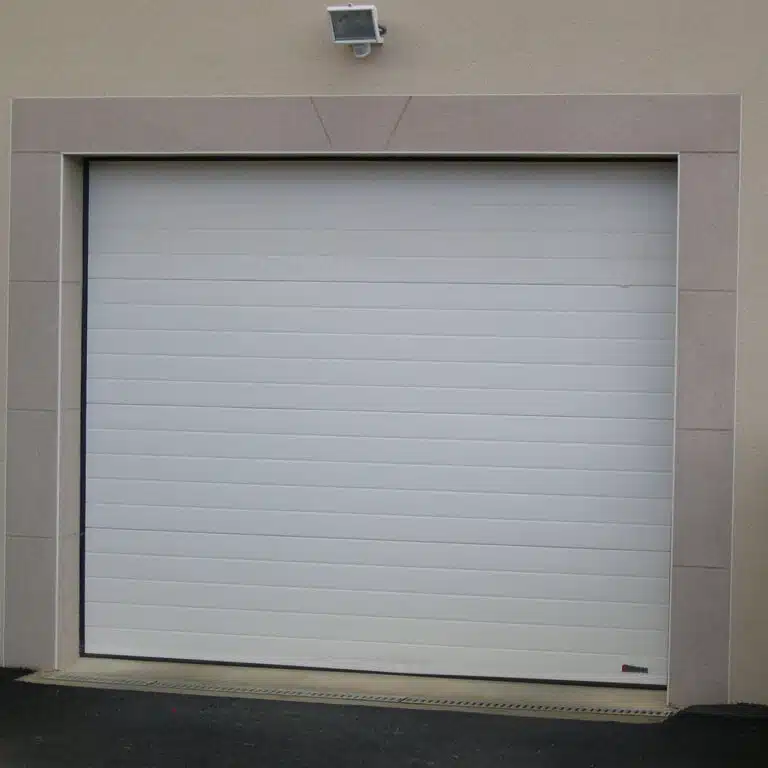Porte de garage sectionnelle en PVC blanc