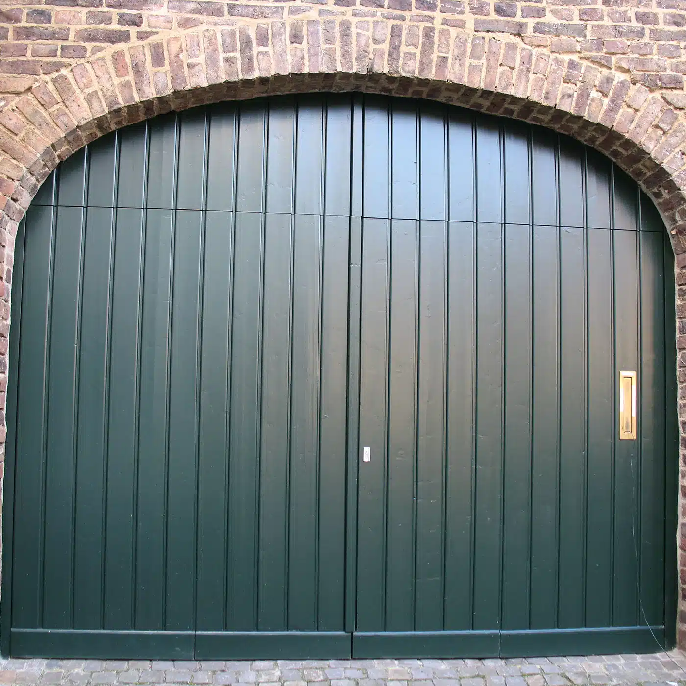 porte de garage en bois de couleur verte.