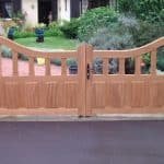 Portail en bois à Baulne.