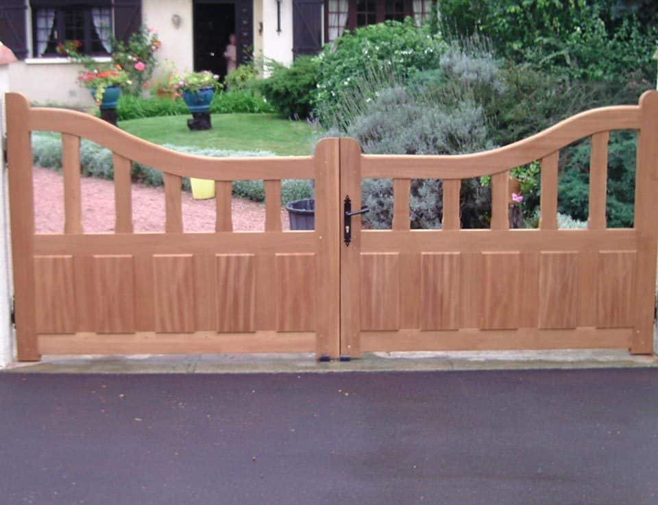 Portail en bois à Baulne.