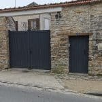 Portail en bois à Cerny.