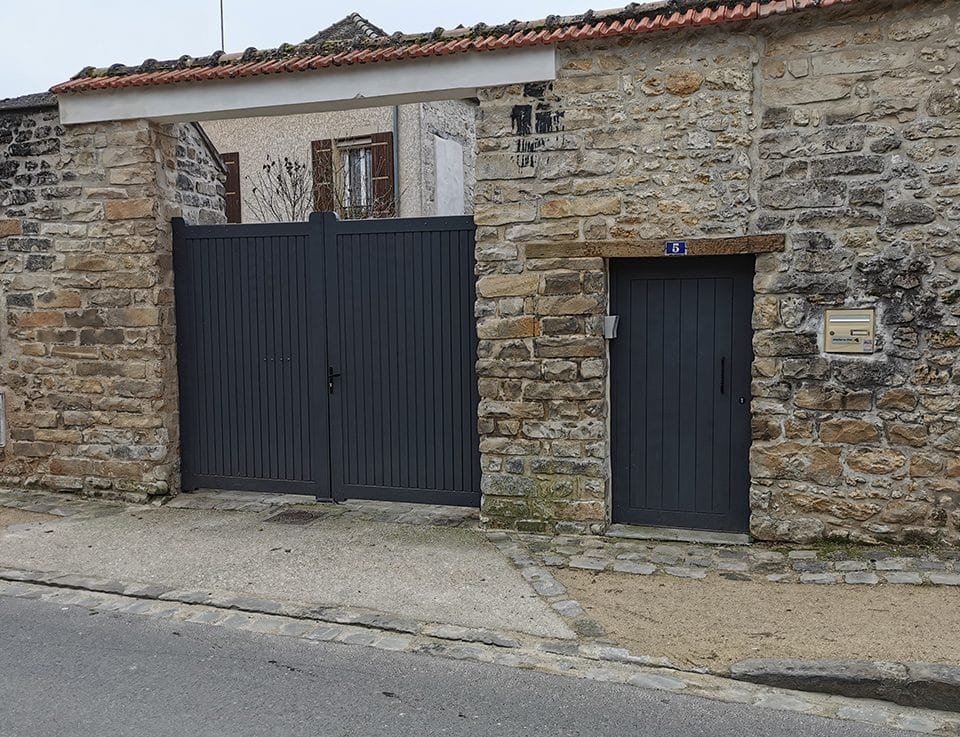 Portail en bois à Cerny.