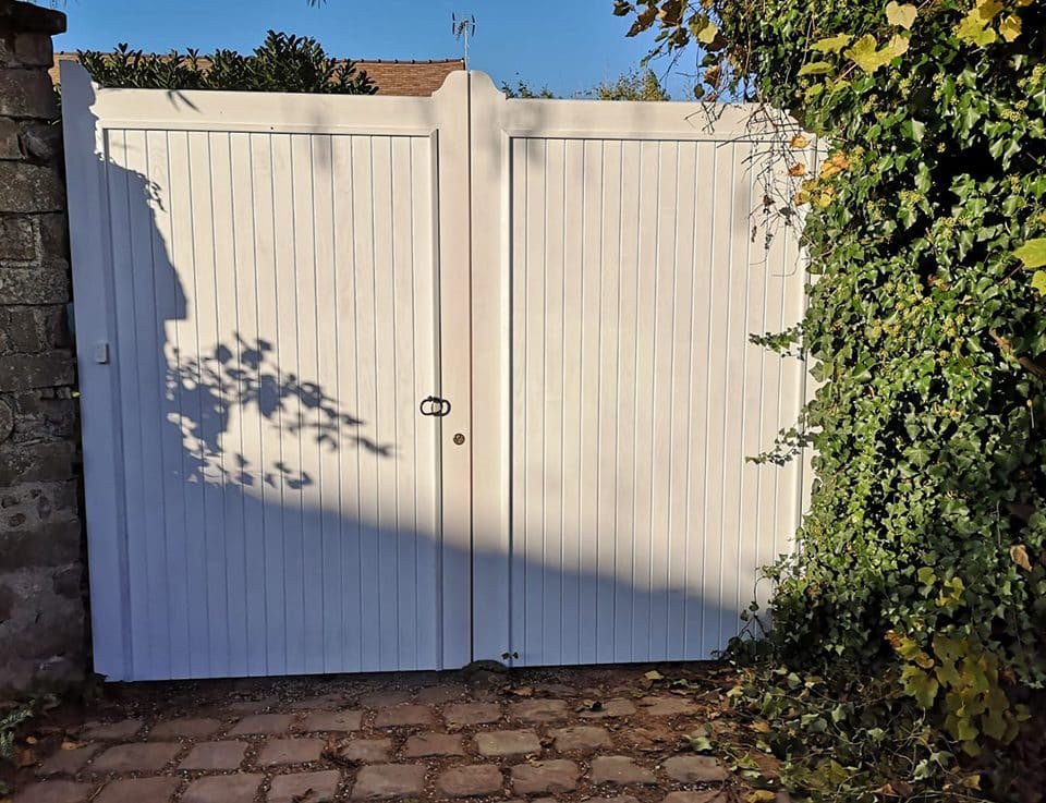 Portail en bois blanc en Essonne.