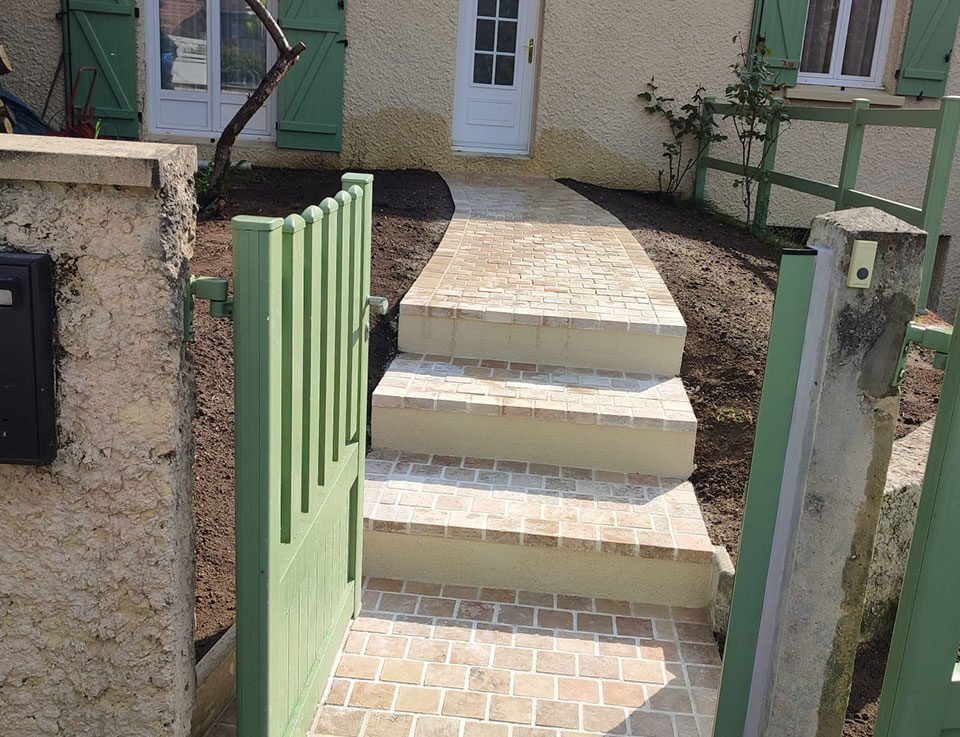 Réalisation d'une allée en travertins à la Ferté-Alais