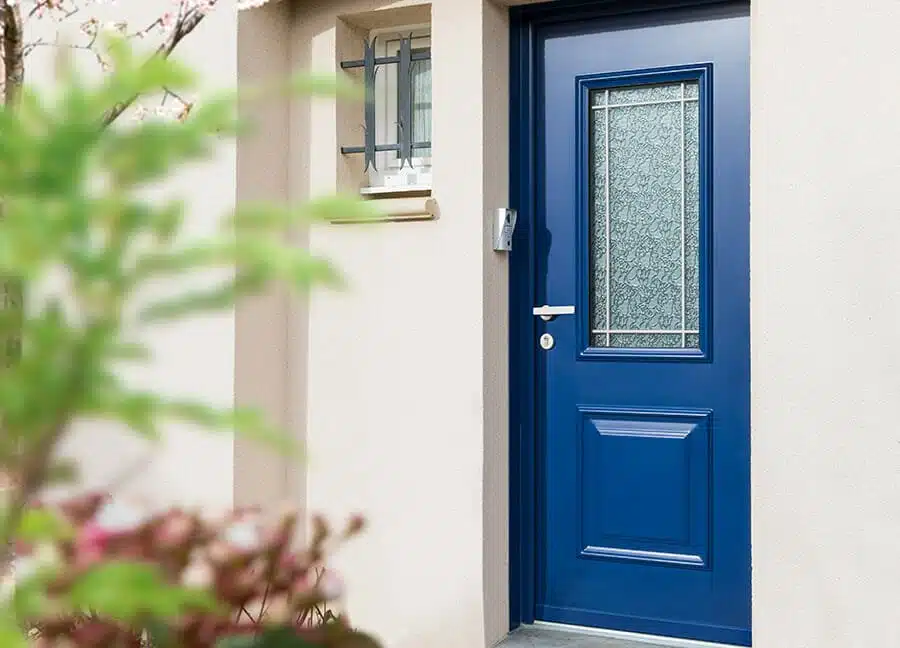Porte d'entrée PVC bleue