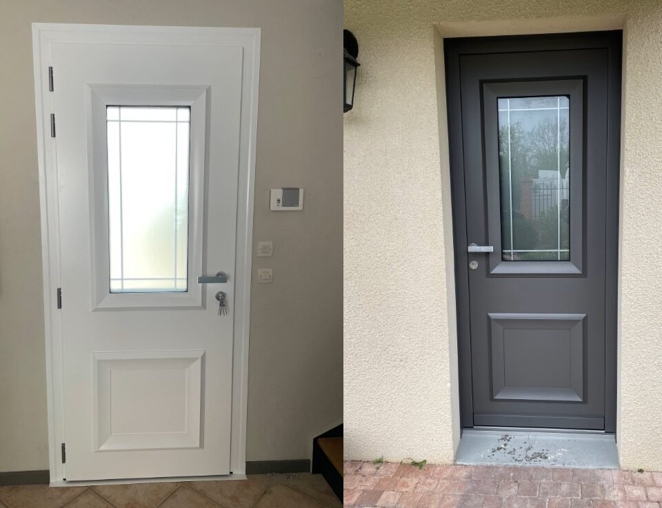 pose d'une porte aluminium OuvertureS grise extérieure et blanche en intérieur