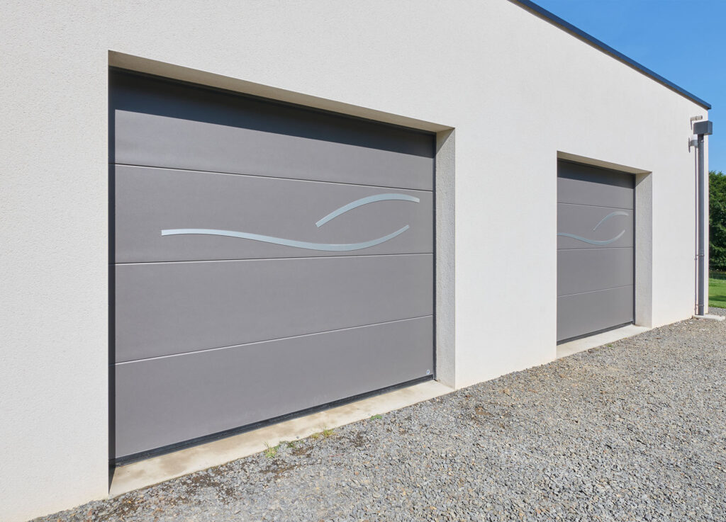 Deux portes de garage sectionnelles grises fabriquées en France