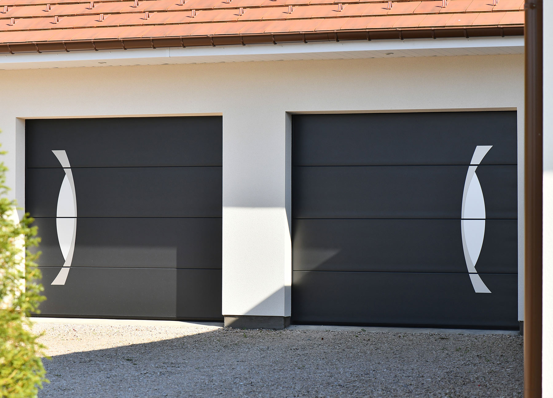 porte de garage en aluminium noire avec décoration