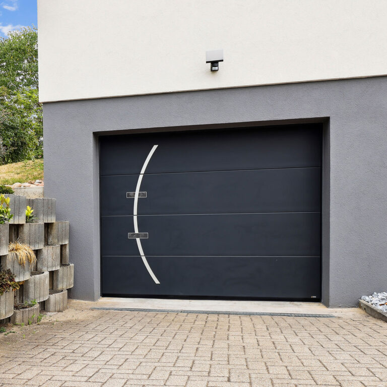 Porte de garage sectionnelle en aluminium gris anthracite