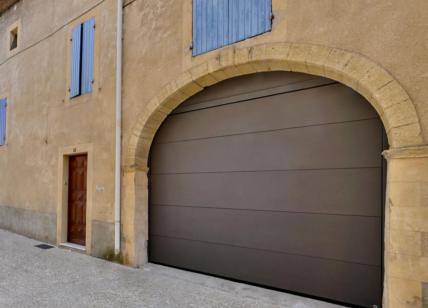 Porte de garage aluminium marron
