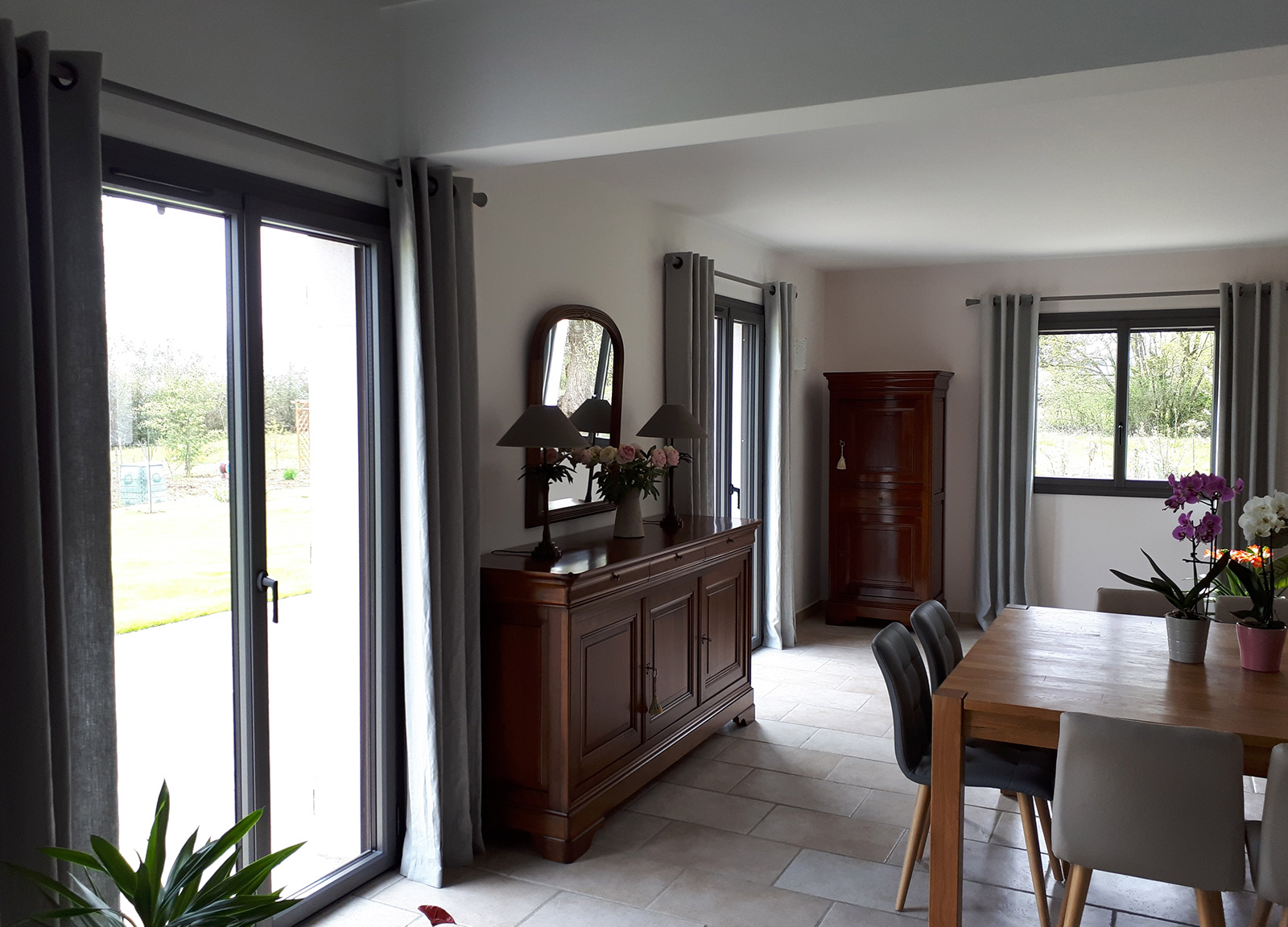 fenêtre aluminium vue intérieur d'un salon