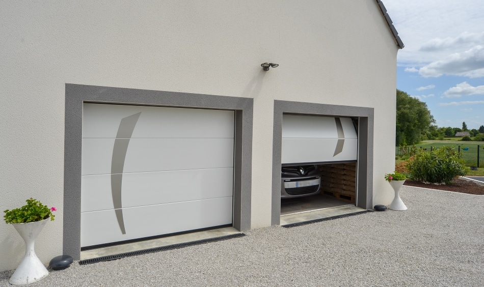 Porte de garage sectionnelle blanche avec portillon et applique design